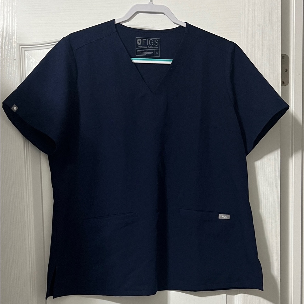 Figs Casma 3 pocket scrub top
